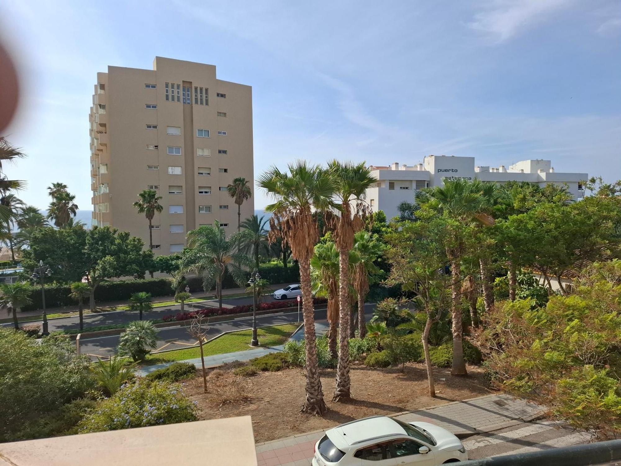 Central 2-Bed Apartment In Estepona Port Luaran gambar